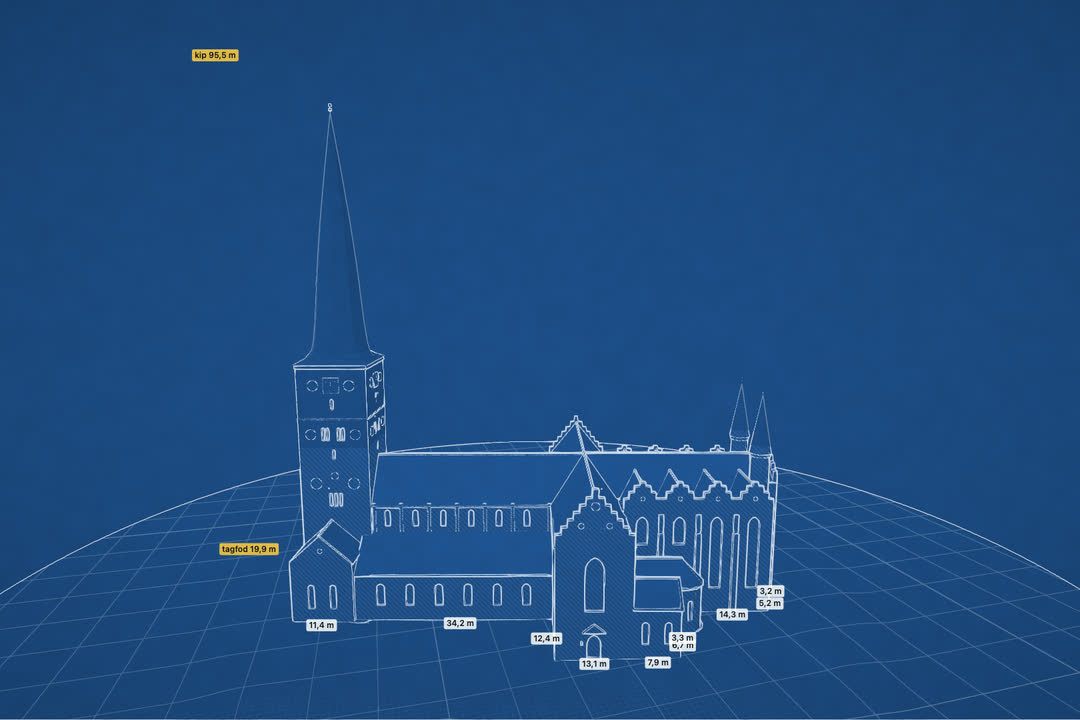 Aarhus Domkirke som hvid stregtegning på blåt millimeterpapir, med mål på siderne og højden til tagfod og kip.